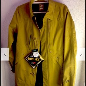 NIKE-Filbert Trench Goretex-beige. With price tags